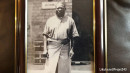 La prophétie du Prophète Simon Kimbangu.

Simon KIMBANGU, dont le nom signifie : “Celui qui révèle les choses cachées”, est né à NKAMBA, petit village du Kongo-Central, le 12 septembre 1887.

Chaque être humain a reçu un don spécifique pour témoigner de la grandeur de notre Créateur. Dieu parle à travers les hommes qu’Il choisit. Le samedi 10 Septembre 1921 fut un jour spécifique pour l’Homme Noir. Tout au début du culte matinal, vers 9h00, le Grand Prophète Simon KIMBANGU entre dans l’enclos en rameaux; son visage est grave, son regard est vif et Il s’adressa à la foule en ces termes :

“Mes Frères, l’Esprit est venu me révéler que le temps de me livrer aux autorités est arrivé. Tenez bien ceci : avec mon arrestation, commencera une période terrible d’indicibles persécutions pour moi-même et pour un très grand nombre de personnes. Il faudra tenir ferme, car l’Esprit de notre Dieu Tout-Puissant ne nous abandonnera jamais. Il n’a jamais abandonné quiconque se confie en Lui.

“Les autorités gouvernementales (coloniales) vont imposer à ma personne physique un très long silence, mais elles ne parviendront jamais à détruire l’oeuvre que j’ai accomplie, car elle vient de notre Dieu, le Père. Certes, ma personne physique sera soumise à l’humiliation et à la souffrance, mais ma personne spirituelle se mettra au combat contre les injustices semées par les peuples du Monde des Ténèbres qui sont venus nous coloniser.

“Car j’ai été envoyé pour libérer les Peuples du Kongo et la Race Noire Mondiale. L’Homme Noir deviendra Blanc et l’Homme Blanc deviendra Noir. Car les fondements spirituels et moraux, tels que nous les connaissons aujourd’hui, seront profondément ébranlés. Les guerres persisteront à travers le monde. Le Kongo sera libre et l’Afrique aussi.

“Mais les décennies qui suivront la libération de l’Afrique seront terribles et atroces. Car tous les premiers gouvernants de l’Afrique libre travailleront au bénéfice des Blancs. Un grand désordre spirituel et matériel s’installera. Les gouvernants de l’Afrique entraîneront, sur le conseil des Blancs, leurs populations respectives dans des guerres meurtrières et s’entre-tueront. La misère s’installera. Beaucoup de jeunes quitteront l’Afrique dans l’espoir d’aller chercher le bien-être dans les pays des Blancs. Ils parleront toutes les langues des Blancs. Parmi eux, beaucoup seront séduits par la vie matérielle des Blancs. Ainsi, ils deviendront la proie des Blancs. Il y aura beaucoup de mortalité parmi eux et certains ne reverront plus leurs parents.

“Il faudra une longue période pour que l’Homme Noir acquière sa maturité spirituelle. Celle-ci lui permettra d’acquérir son indépendance matérielle. Alors s’accomplira la Troisième Etape. Dans celle-ci naîtra un Grand Roi Divin. Il viendra avec ses Trois Pouvoirs : Pouvoir Spirituel, Pouvoir Scientifique et Pouvoir Politique.

“Je serai Moi-même le Représentant de ce Roi. Je liquiderai l’humiliation que, depuis les temps les plus reculés, l’on n’a cessé d’infliger aux Noirs. Car, de toutes les races de la Terre, aucune n’a été autant maltraitée et humiliée que la Race Noire.

“Continuez à lire la Bible. A travers ses écrits, vous arriverez à discerner les ACTES de ceux qui sont venus vous apporter ce livre et les écrits ou principes moraux contenus dans ce livre.
Il faut qu’un VOLEUR soit saisi avec l’objet qu’il a volé !

“Nous aurons notre propre Livre Sacré, dans lequel sont écrites des choses cachées pour la Race Noire et le Peuple du Kongo. Un Instructeur viendra avant mon RETOUR pour écrire ce Livre et préparer l’arrivée du Roi. Il sera combattu par la génération de son temps, mais petit à petit, beaucoup de gens comprendront et suivront son enseignement. Car sans cet Enseignant, qui préparera les Peuples Kongo ? Car l’arrivée du Roi sera très MEURTRIÈRE ET SANS PARDON. 
Alors, il faut que les Peuples du Kongo soient instruits avant cet événement.

“Vous ne savez pas encore ce que c’est qu’une GUERRE SPIRITUELLE. Quand les Peuples Kongo commenceront à se libérer, tout pays qui osera attaquer le Kongo sera englouti sous les eaux. Vous ne connaissez pas encore la puissance de Ceux qui sont envoyés par le Père Tout-Puissant. 

“A quoi sert à l’homme de s’attaquer à Dieu si, le jour de sa mort, même s’il avait beaucoup de biens matériels, il n’a même pas le temps d’arranger son doigt ? Vous ne savez pas de quoi est faite votre vie et POURQUOI vous vivez. Car, exister physiquement c’est apparaître comme presque RIEN. 
Pourquoi tuer son prochain et espérer rester en vie, et pour combien de temps ?
Dieu n’est pas le temps, ni l’espace. Il est un TOUT dans le TOUT.