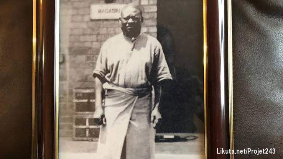 La prophétie du Prophète Simon Kimbangu.

Simon KIMBANGU, dont le nom signifie : “Celui qui révèle les choses cachées”, est né à NKAMBA, petit village du Kongo-Central, le 12 septembre 1887.

Chaque être humain a reçu un don spécifique pour témoigner de la grandeur de notre Créateur. Dieu parle à travers les hommes qu’Il choisit. Le samedi 10 Septembre 1921 fut un jour spécifique pour l’Homme Noir. Tout au début du culte matinal, vers 9h00, le Grand Prophète Simon KIMBANGU entre dans l’enclos en rameaux; son visage est grave, son regard est vif et Il s’adressa à la foule en ces termes :

“Mes Frères, l’Esprit est venu me révéler que le temps de me livrer aux autorités est arrivé. Tenez bien ceci : avec mon arrestation, commencera une période terrible d’indicibles persécutions pour moi-même et pour un très grand nombre de personnes. Il faudra tenir ferme, car l’Esprit de notre Dieu Tout-Puissant ne nous abandonnera jamais. Il n’a jamais abandonné quiconque se confie en Lui.

“Les autorités gouvernementales (coloniales) vont imposer à ma personne physique un très long silence, mais elles ne parviendront jamais à détruire l’oeuvre que j’ai accomplie, car elle vient de notre Dieu, le Père. Certes, ma personne physique sera soumise à l’humiliation et à la souffrance, mais ma personne spirituelle se mettra au combat contre les injustices semées par les peuples du Monde des Ténèbres qui sont venus nous coloniser.

“Car j’ai été envoyé pour libérer les Peuples du Kongo et la Race Noire Mondiale. L’Homme Noir deviendra Blanc et l’Homme Blanc deviendra Noir. Car les fondements spirituels et moraux, tels que nous les connaissons aujourd’hui, seront profondément ébranlés. Les guerres persisteront à travers le monde. Le Kongo sera libre et l’Afrique aussi.

“Mais les décennies qui suivront la libération de l’Afrique seront terribles et atroces. Car tous les premiers gouvernants de l’Afrique libre travailleront au bénéfice des Blancs. Un grand désordre spirituel et matériel s’installera. Les gouvernants de l’Afrique entraîneront, sur le conseil des Blancs, leurs populations respectives dans des guerres meurtrières et s’entre-tueront. La misère s’installera. Beaucoup de jeunes quitteront l’Afrique dans l’espoir d’aller chercher le bien-être dans les pays des Blancs. Ils parleront toutes les langues des Blancs. Parmi eux, beaucoup seront séduits par la vie matérielle des Blancs. Ainsi, ils deviendront la proie des Blancs. Il y aura beaucoup de mortalité parmi eux et certains ne reverront plus leurs parents.

“Il faudra une longue période pour que l’Homme Noir acquière sa maturité spirituelle. Celle-ci lui permettra d’acquérir son indépendance matérielle. Alors s’accomplira la Troisième Etape. Dans celle-ci naîtra un Grand Roi Divin. Il viendra avec ses Trois Pouvoirs : Pouvoir Spirituel, Pouvoir Scientifique et Pouvoir Politique.

“Je serai Moi-même le Représentant de ce Roi. Je liquiderai l’humiliation que, depuis les temps les plus reculés, l’on n’a cessé d’infliger aux Noirs. Car, de toutes les races de la Terre, aucune n’a été autant maltraitée et humiliée que la Race Noire.

“Continuez à lire la Bible. A travers ses écrits, vous arriverez à discerner les ACTES de ceux qui sont venus vous apporter ce livre et les écrits ou principes moraux contenus dans ce livre.
Il faut qu’un VOLEUR soit saisi avec l’objet qu’il a volé !

“Nous aurons notre propre Livre Sacré, dans lequel sont écrites des choses cachées pour la Race Noire et le Peuple du Kongo. Un Instructeur viendra avant mon RETOUR pour écrire ce Livre et préparer l’arrivée du Roi. Il sera combattu par la génération de son temps, mais petit à petit, beaucoup de gens comprendront et suivront son enseignement. Car sans cet Enseignant, qui préparera les Peuples Kongo ? Car l’arrivée du Roi sera très MEURTRIÈRE ET SANS PARDON. 
Alors, il faut que les Peuples du Kongo soient instruits avant cet événement.

“Vous ne savez pas encore ce que c’est qu’une GUERRE SPIRITUELLE. Quand les Peuples Kongo commenceront à se libérer, tout pays qui osera attaquer le Kongo sera englouti sous les eaux. Vous ne connaissez pas encore la puissance de Ceux qui sont envoyés par le Père Tout-Puissant. 

“A quoi sert à l’homme de s’attaquer à Dieu si, le jour de sa mort, même s’il avait beaucoup de biens matériels, il n’a même pas le temps d’arranger son doigt ? Vous ne savez pas de quoi est faite votre vie et POURQUOI vous vivez. Car, exister physiquement c’est apparaître comme presque RIEN. 
Pourquoi tuer son prochain et espérer rester en vie, et pour combien de temps ?
Dieu n’est pas le temps, ni l’espace. Il est un TOUT dans le TOUT.